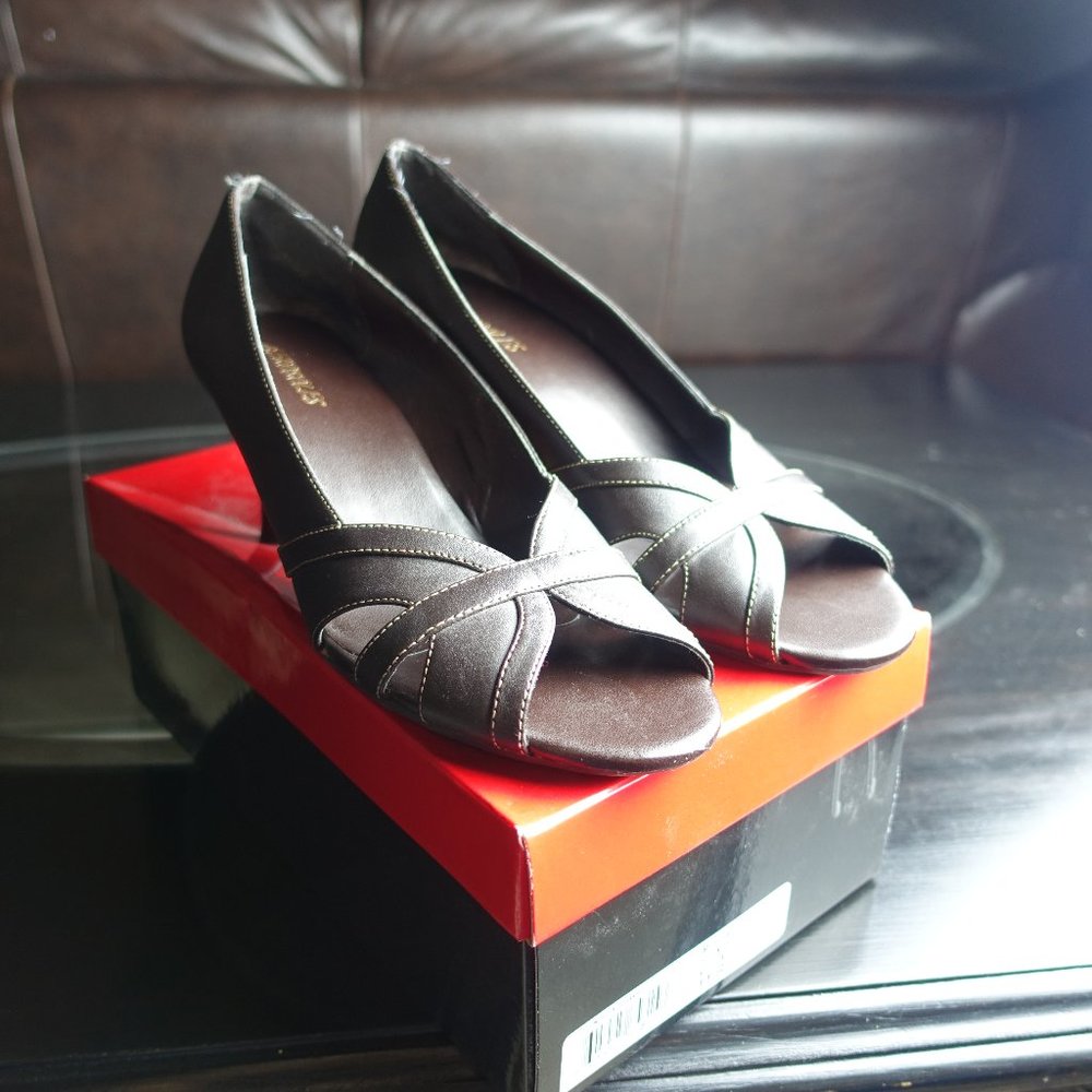 Vintage Aerosoles Brown Heels NEW